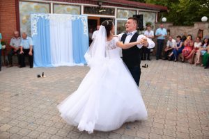 Професійна постановка першого весільного танцю молодят - 381